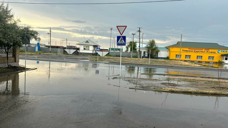 Ночной шторм в Атырау: памятник насмерть придавил ребенка