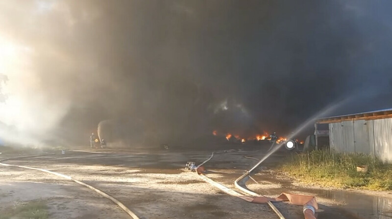 Огонь охватил тысячи квадратных метров: пожар в Ярославской области