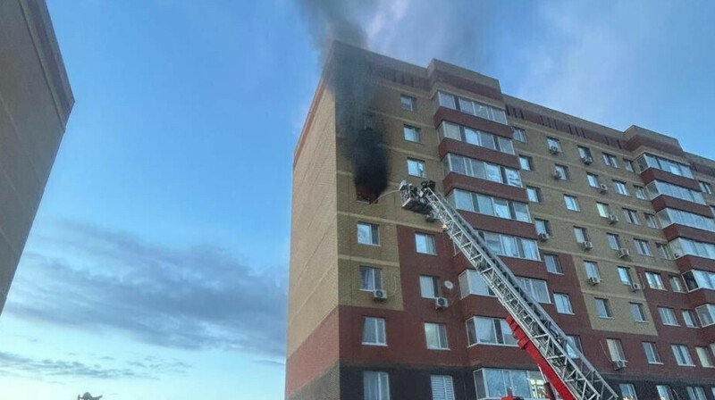 В Уральске пожарные спасли жильцов многоэтажки от огня