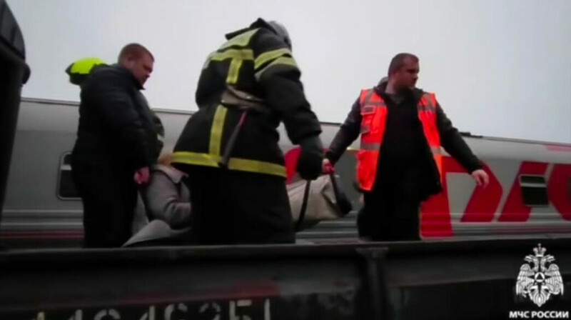 Под завалами вагонов нашли тело: подробности крушения поезда в Коми