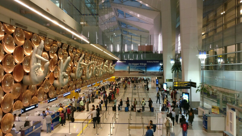 Крыша обрушилась в аэропорту Дели: вылеты приостановлены, один погибший