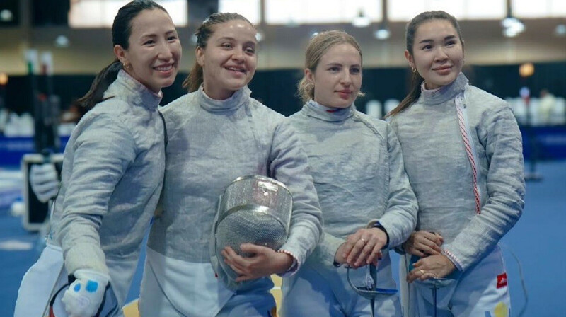 Женская сборная Казахстана по сабле впервые завоевала серебро чемпионата Азии