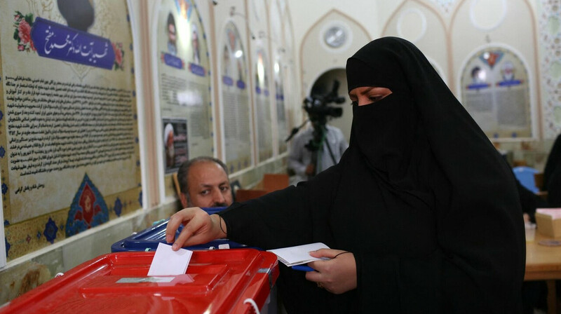 В Иране начались досрочные президентские выборы