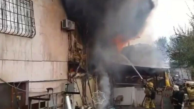 Сильный пожар произошел в Алматы. ВИДЕО