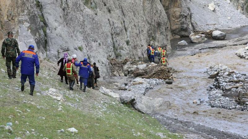 Тела еще двух детей из Казахстана нашли в Кыргызстане после схода селя