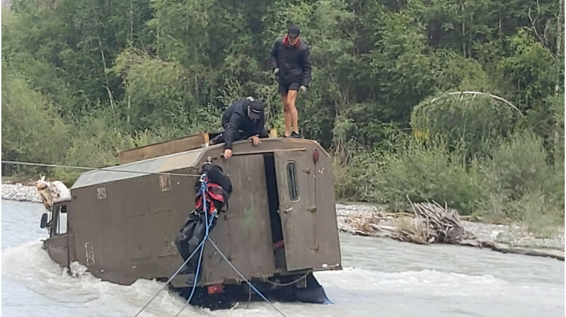 Грузовики с людьми застряли в реке в области Жетысу