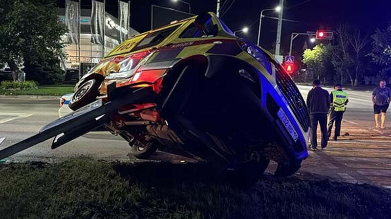 Скорая помощь попала в аварию по дороге на вызов в Костанае