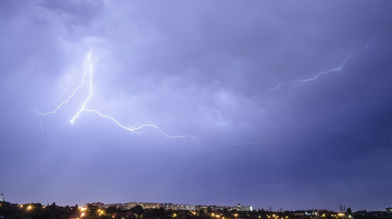 Молния ударила в автомобиль в Коми. ВИДЕО