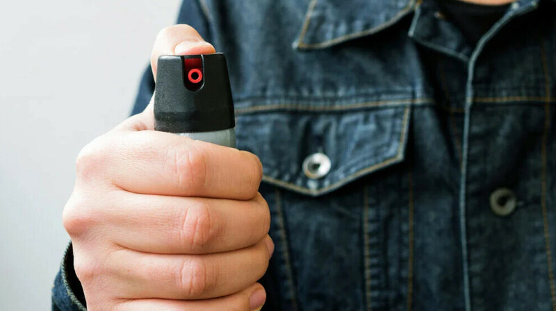 Парень обрызгал детей перцовым баллончиком в Актобе. ВИДЕО