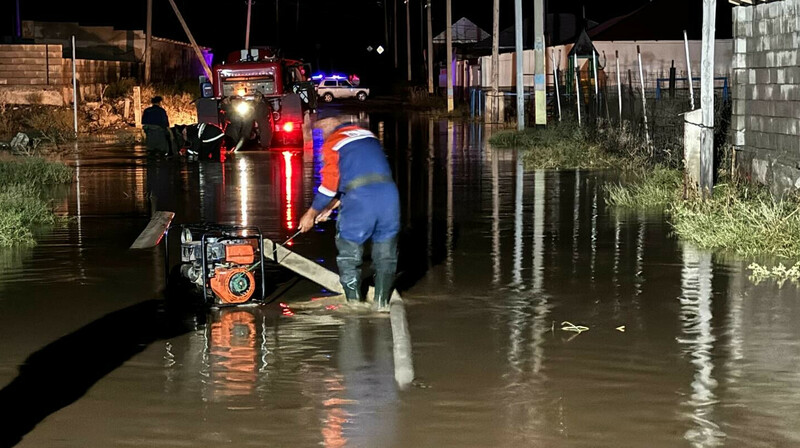 Сильный дождь затопил 13 улиц города в Жамбылской области