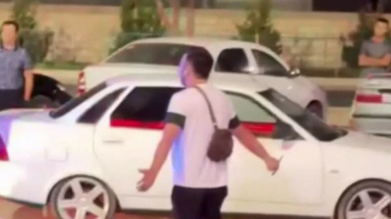 Мужчина на глазах у толпы напал с ножом на беременную супругу в Мангистауской области. ВИДЕО