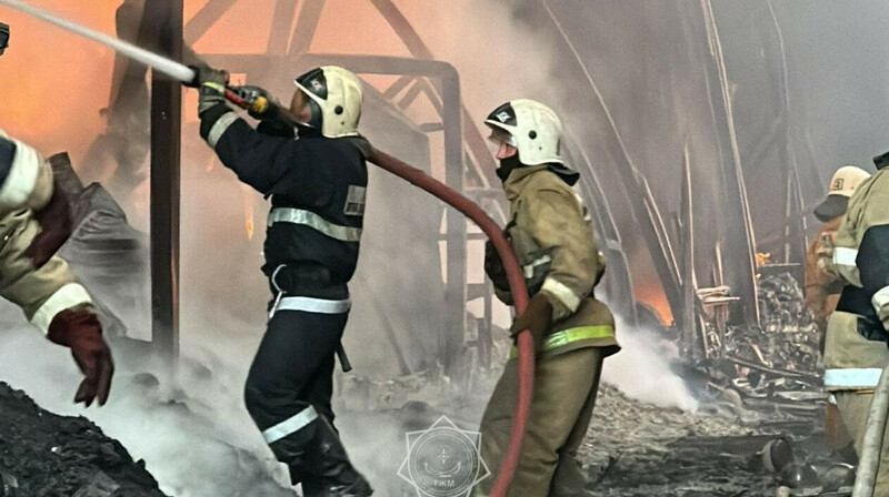 Пожар на барахолке в Алматы потушили с помощью вертолета. ВИДЕО