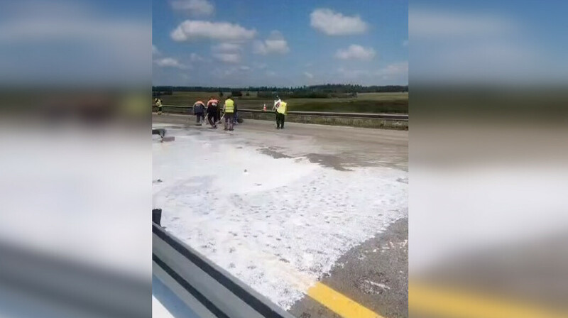 Грузовик с белой краской перевернулся на трассе «Астана-Петропавловск»