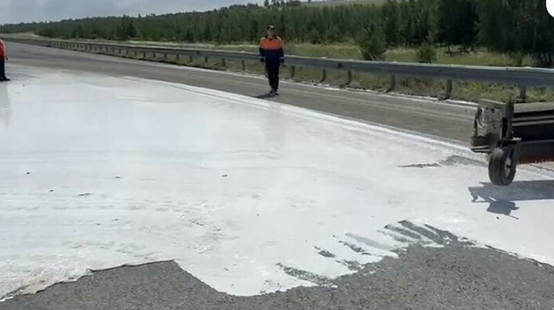 Разлитая жидкость на трассе в Акмолинской области оказалась клеем