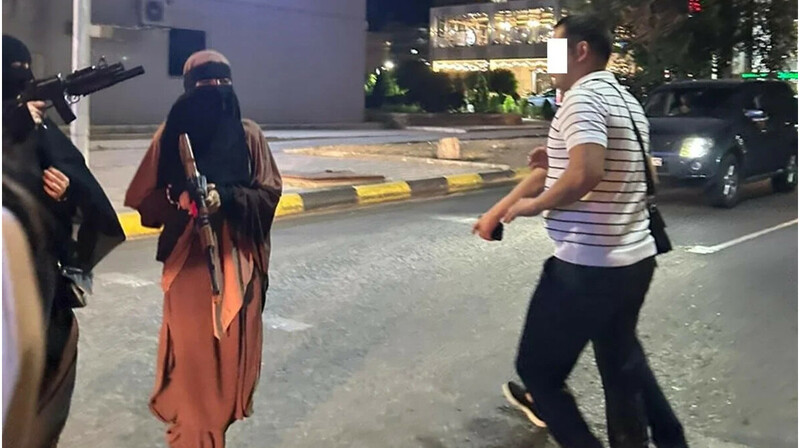 Девушки в никабах с «автоматами» разгуливали по улицам Актау
