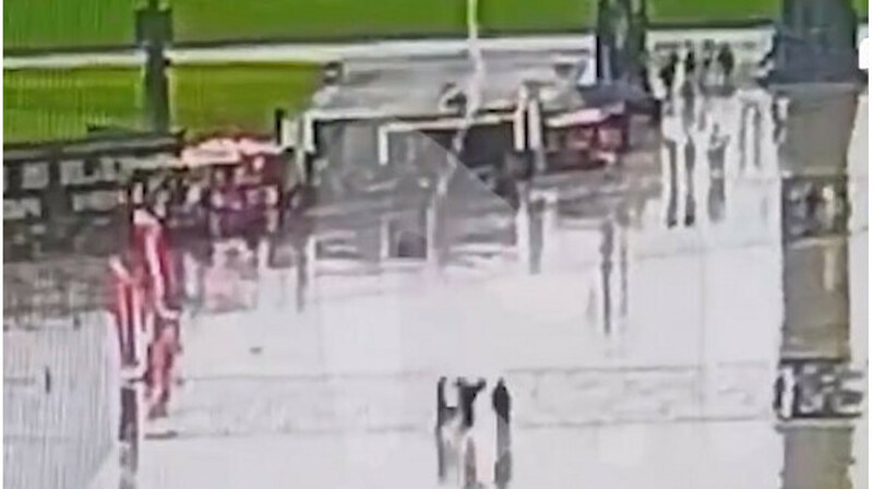 Появилось видео удара молнии по людям в Подмосковье