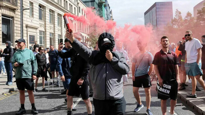 Массовые протесты в Великобритании: правительство созвало экстренное заседание комитета COBRA