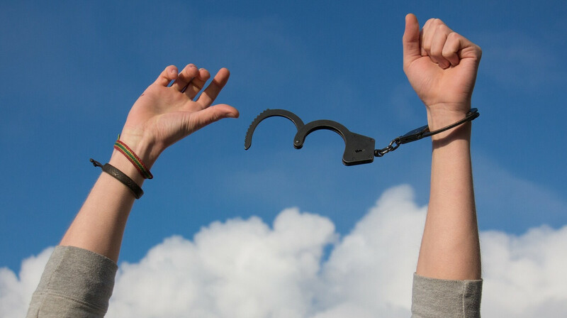 Казахстан освободил кыргызстанку, задержанную по запросу России