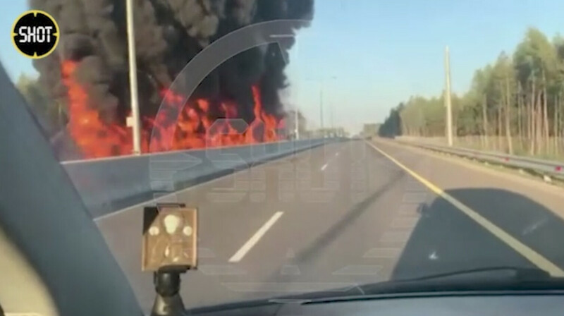 Трасса М-11 парализована: огненная стена после взрыва бензовоза. ВИДЕО