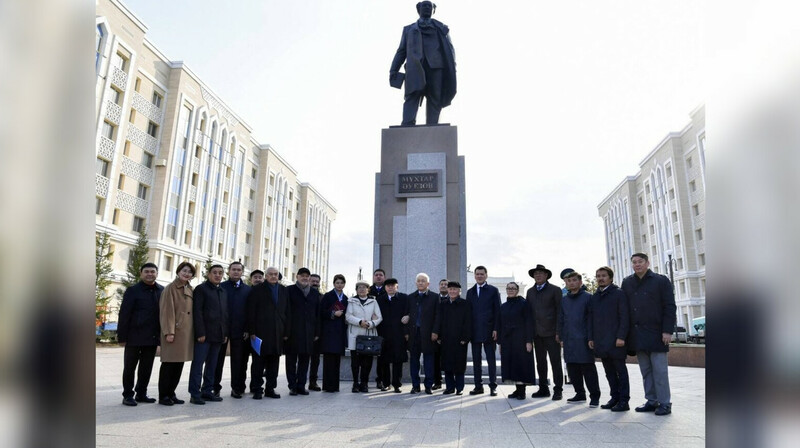 В Астане увековечили память Мухтара Ауэзова