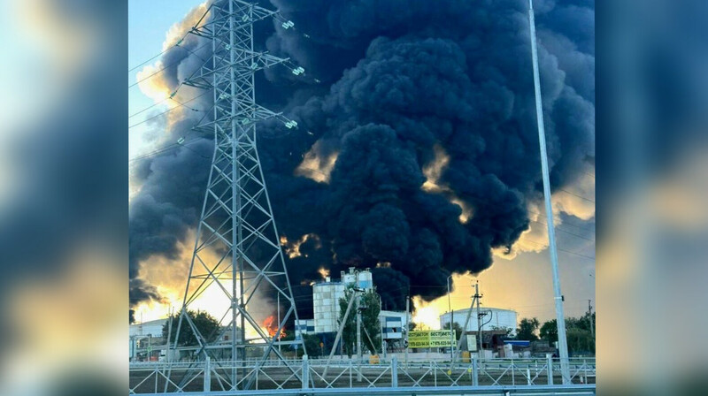 Масштабный пожар на крупнейшей нефтебазе в Крыму продолжается: сотни людей покидают свои дома