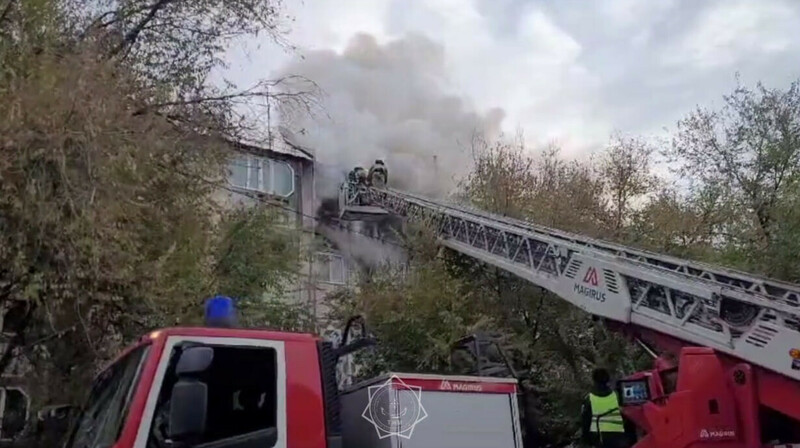 Пенсионерка пострадала во время пожара пятиэтажного дома в Каскелене