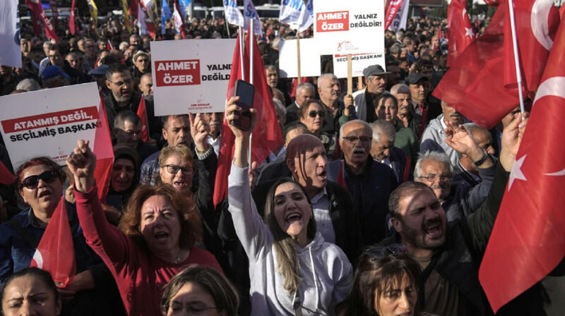 Массовый протест против ареста оппозиционного мэра прошел в Стамбуле