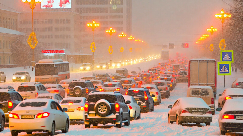 Астану парализовали снегопад и 10-балльные пробки