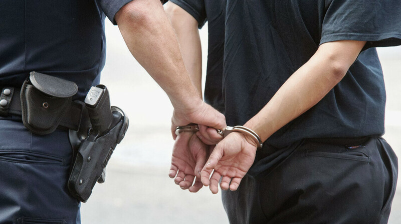 В Уральске задержали бывшего сотрудника колонии за незаконное оружие