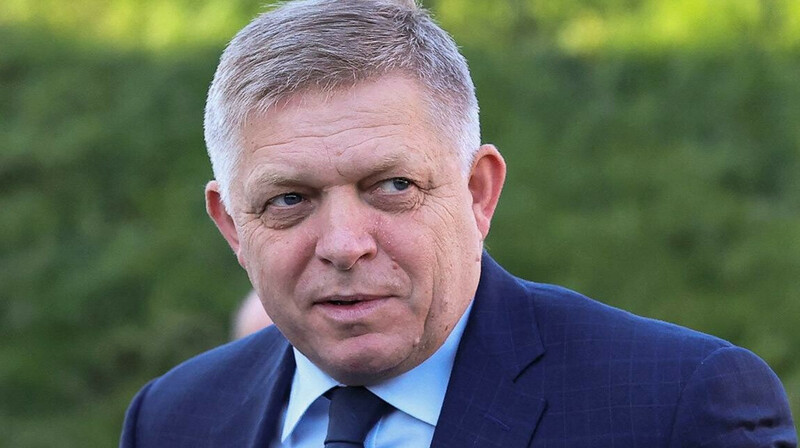 Словакия и Россия: Фицо собирается на парад Победы