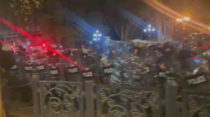 В Тбилиси спецназ вытеснил манифестантов от здания парламента