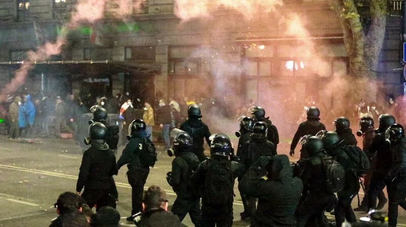 Массовые протесты в Грузии: первый сотрудник МВД подал в отставку