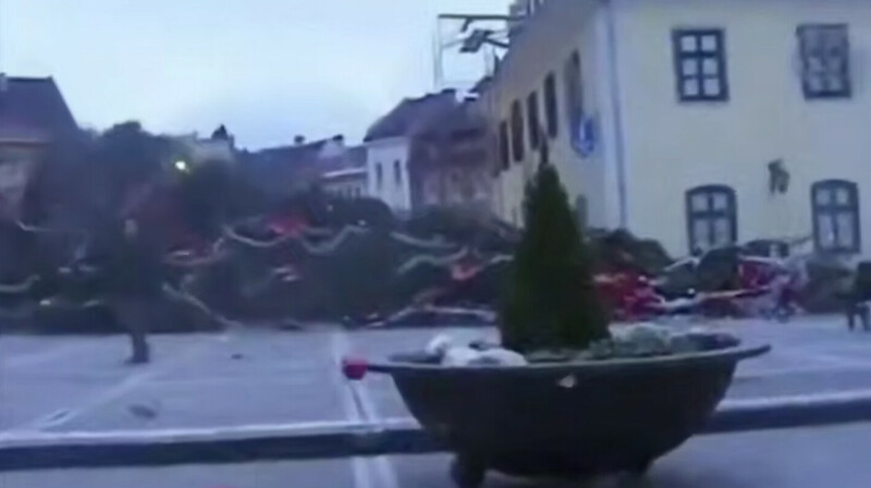 В Румынии упала самая высокая рождественская елка