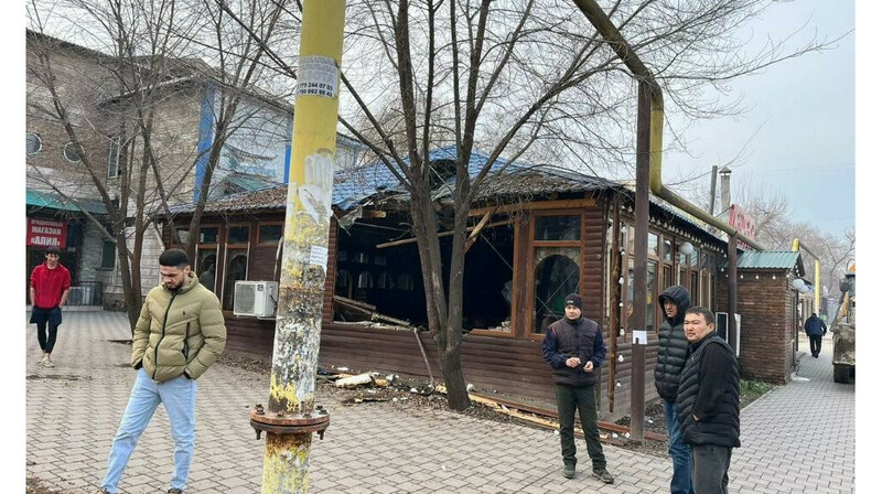 В Алматы сносят незаконно построенное кафе