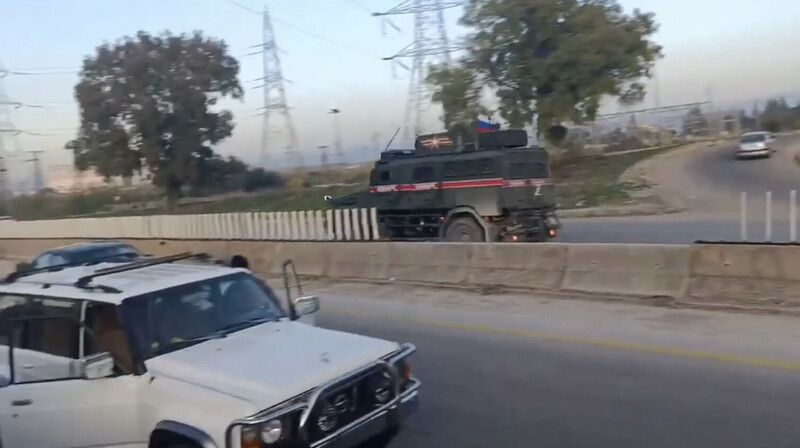 Сирийские боевики кричат «Аллаху Акбар», провожая российскую бронетехнику. ВИДЕО