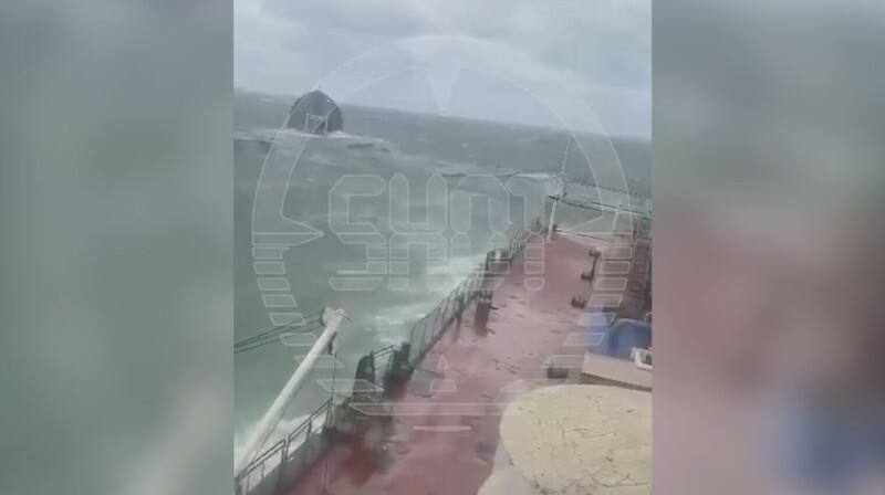 Подробности бедствия в Керченском проливе: один из танкеров разломился на две части и тонет