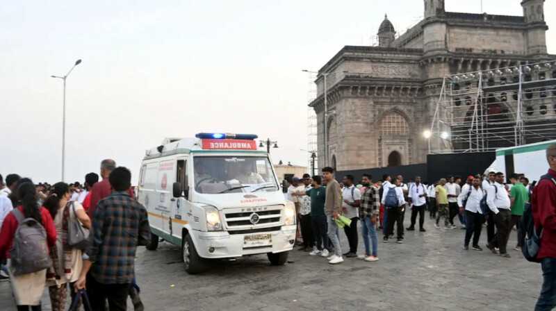 13 человек погибли в результате аварии парома и военного катера у побережья Мумбаи