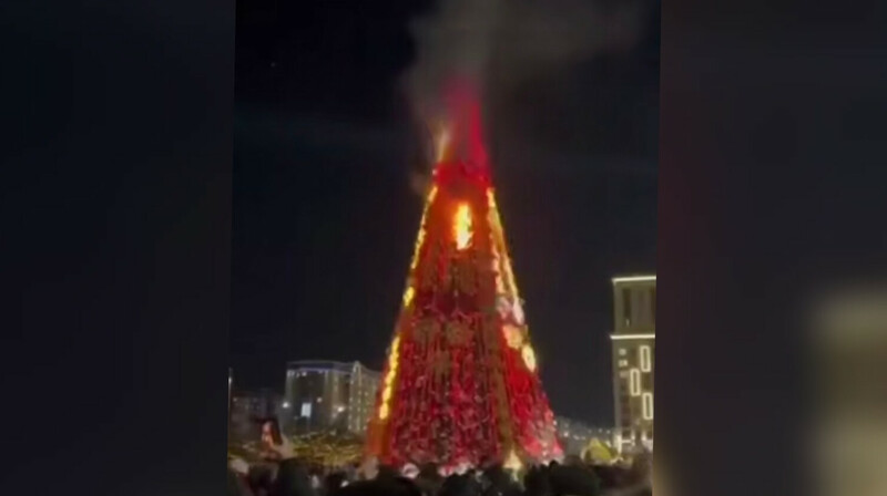 Новогодняя елка вспыхнула в Шымкенте