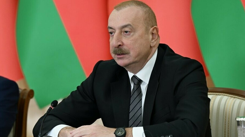 Алиев присвоил звания Национального героя погибшим членам экипажа сбитого в Грозном самолета