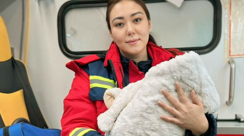 В Атырау фельдшеры скорой помощи приняли роды двойни на дому