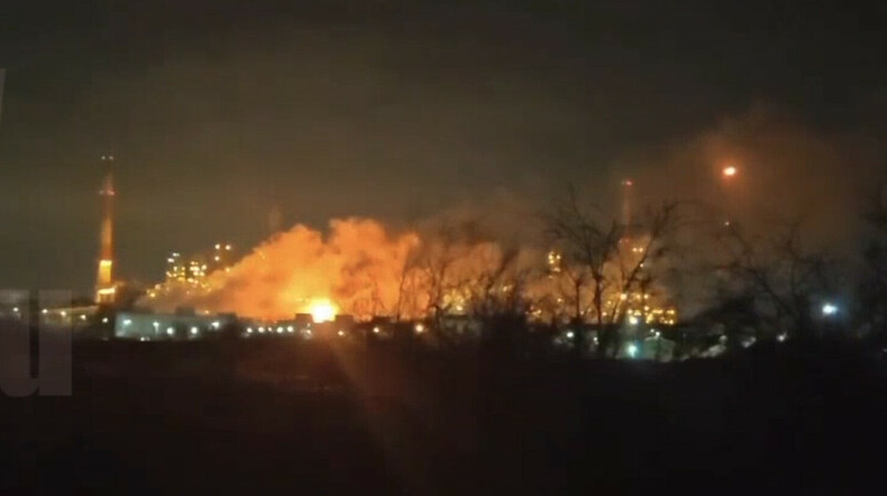 Саратовский НПЗ в огне после налета украинских дронов