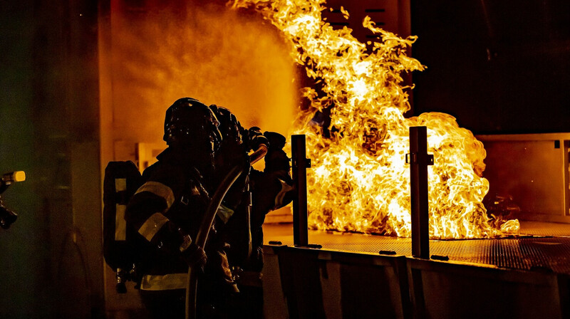 Химзавод и жилые дома в Брянской области загорелись после работы ПВО