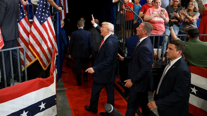 Трамп помогает Найджелу Фараджу стать премьер-министром Великобритании