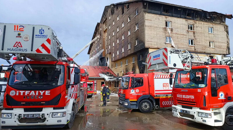 76 человек погибли при пожаре на курорте в Турции