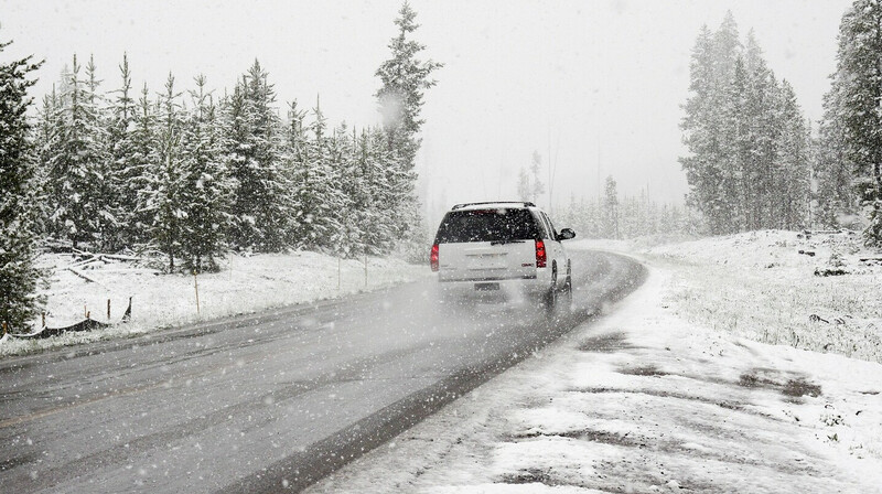 Около 1500 автомобилей застряли на трассах в  Карагандинской области