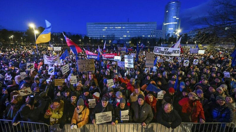 Словацкий премьер Фицо опасается "цветной революции" и созывает Совет Безопасности