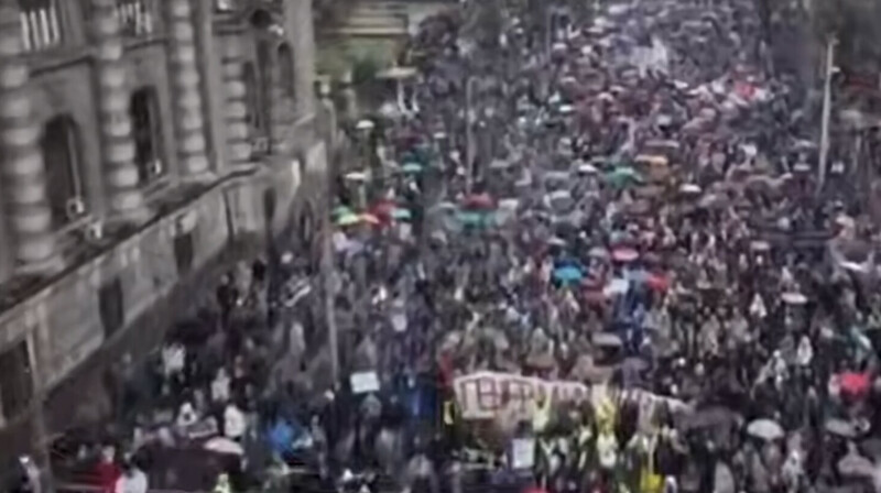 Массовые столкновения с полицией: новая волна протестов в Сербии