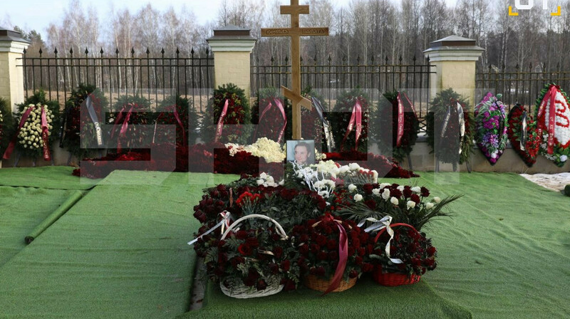 Сотни «геликов» и тайные венки: как похоронили лидера подмосковной ОПГ