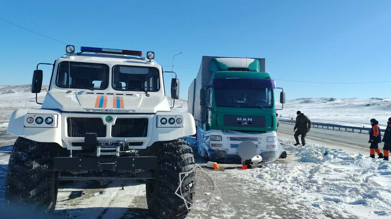 Пять дней на морозе: сотрудники ДЧС спасли водителя фуры на Кордайском перевале