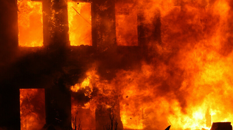 В Харькове вспыхнул крупный пожар после российского удара